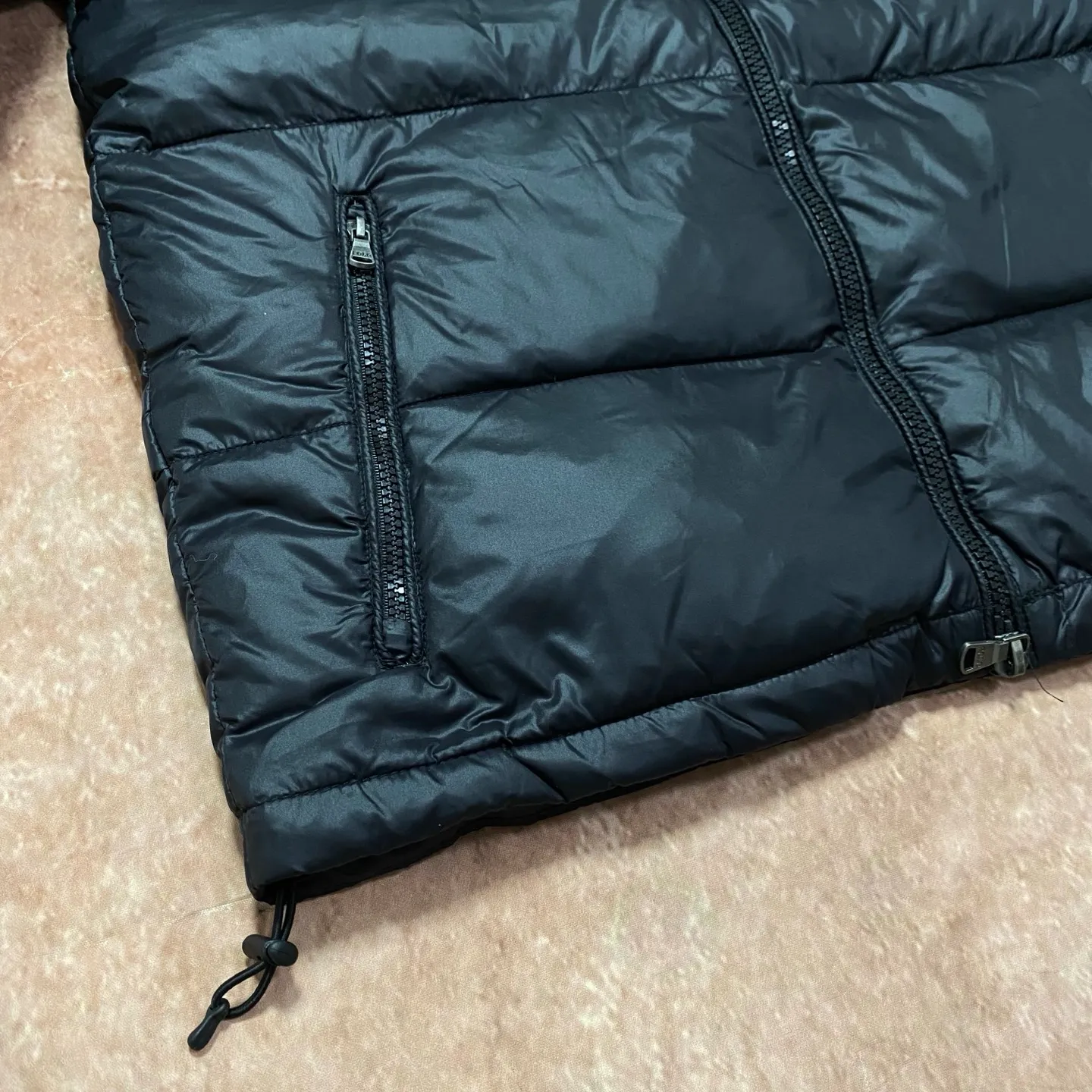 P740 The top version distinguishes currency from the official website for details, scan the QR code to enter the official website] 24SS Winter New Rah Lauren Winter Gorham Down Jacket with Detachable Hood Down Jacket is windproof and waterproof. The same top version as the official website - Color: Black, Navy Blue, Glossy Black - The top version distinguishes market currency - Purchase the original mold to create a full set of customized accessories, details determine success or failure. - ·Comes from the United States, and has a strong American flavor. ·The two brands under his name, by Rah Lauren and Rah Lauren, have created a sales field of high-quality fashion in the world, and continue to carry forward the designer's reputation and the brand's glorious image. - - Accessories: original tag, washed label + electroplated YK zipper logo, customized Laf Loren zipper - full set of accessories - the same style for both men and women, size m-xxl